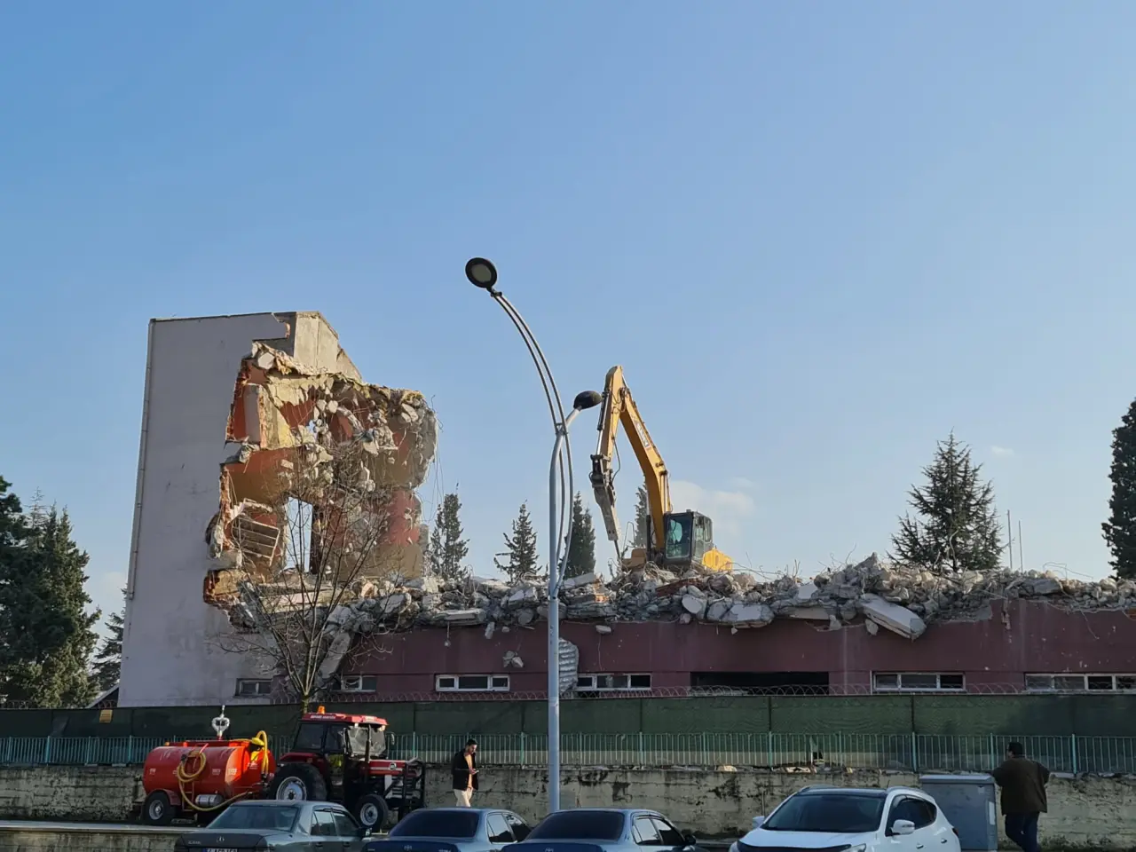 Haber: Hendek Anadolu Lisesi yıkım çalışmalarında sona gelindi - Galeri-1