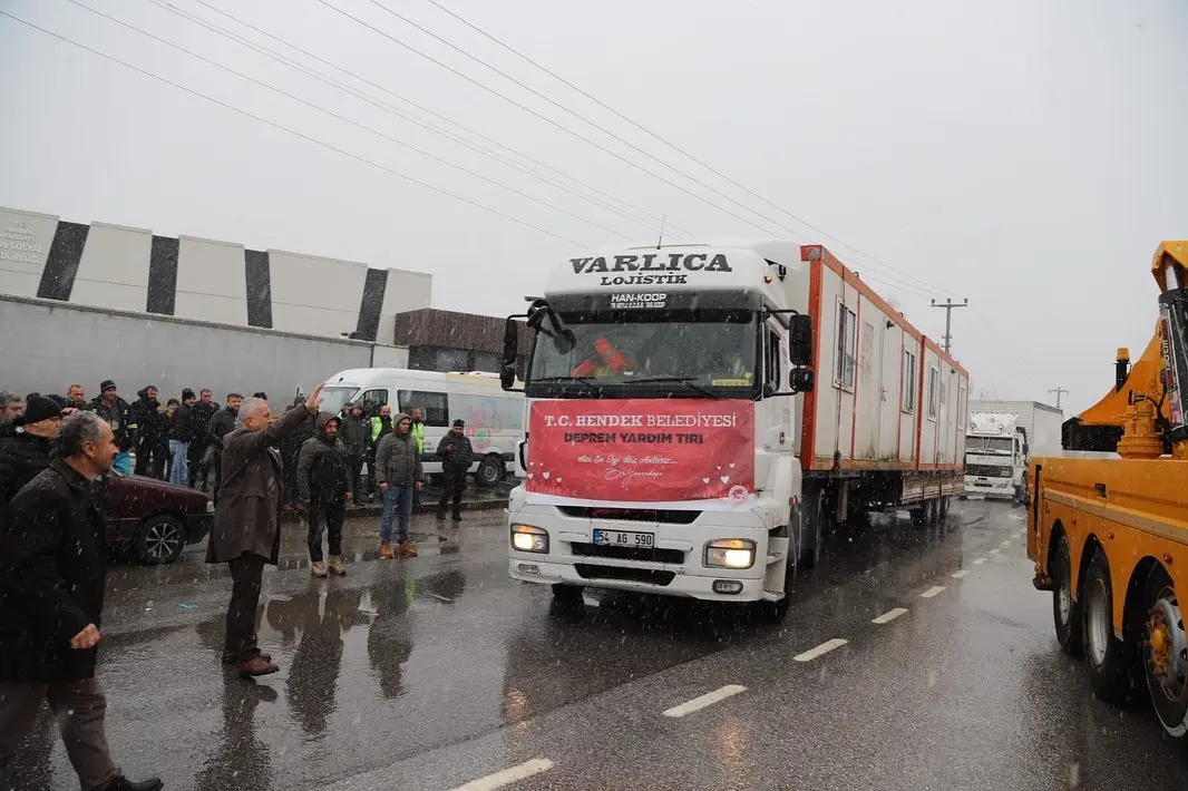 Haber: 27 GÖNÜLLÜ OPERATÖR VE İŞ MAKİNALARI DEPREM BÖLGESİNE GİDİYOR - Galeri-2