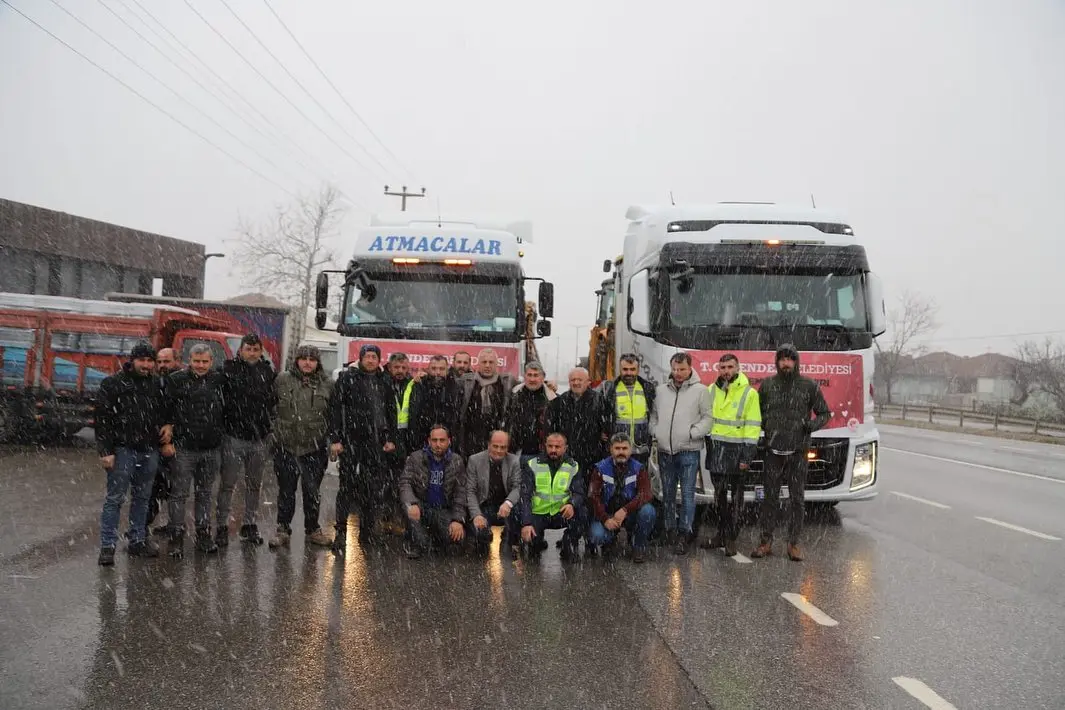 Haber: 27 GÖNÜLLÜ OPERATÖR VE İŞ MAKİNALARI DEPREM BÖLGESİNE GİDİYOR - Galeri-1