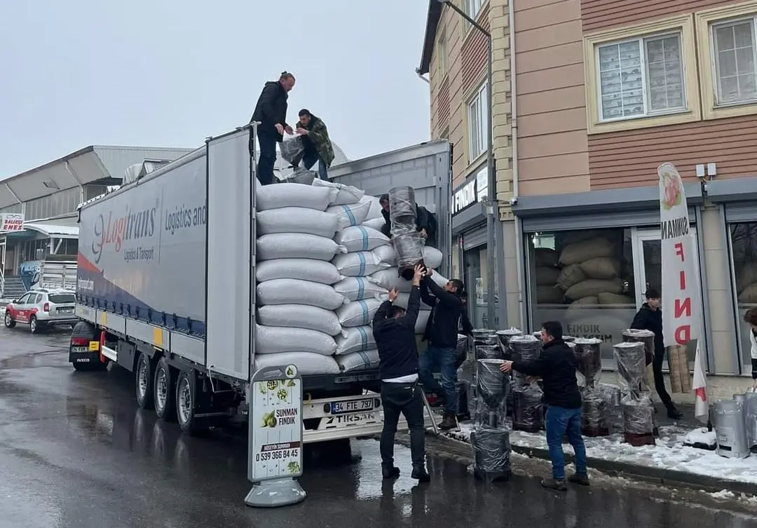 Haber: Sunmanlar Derneğinden Deprem Bölgesine 2 Tır Yardım Gönderildi - Öne Çıkan