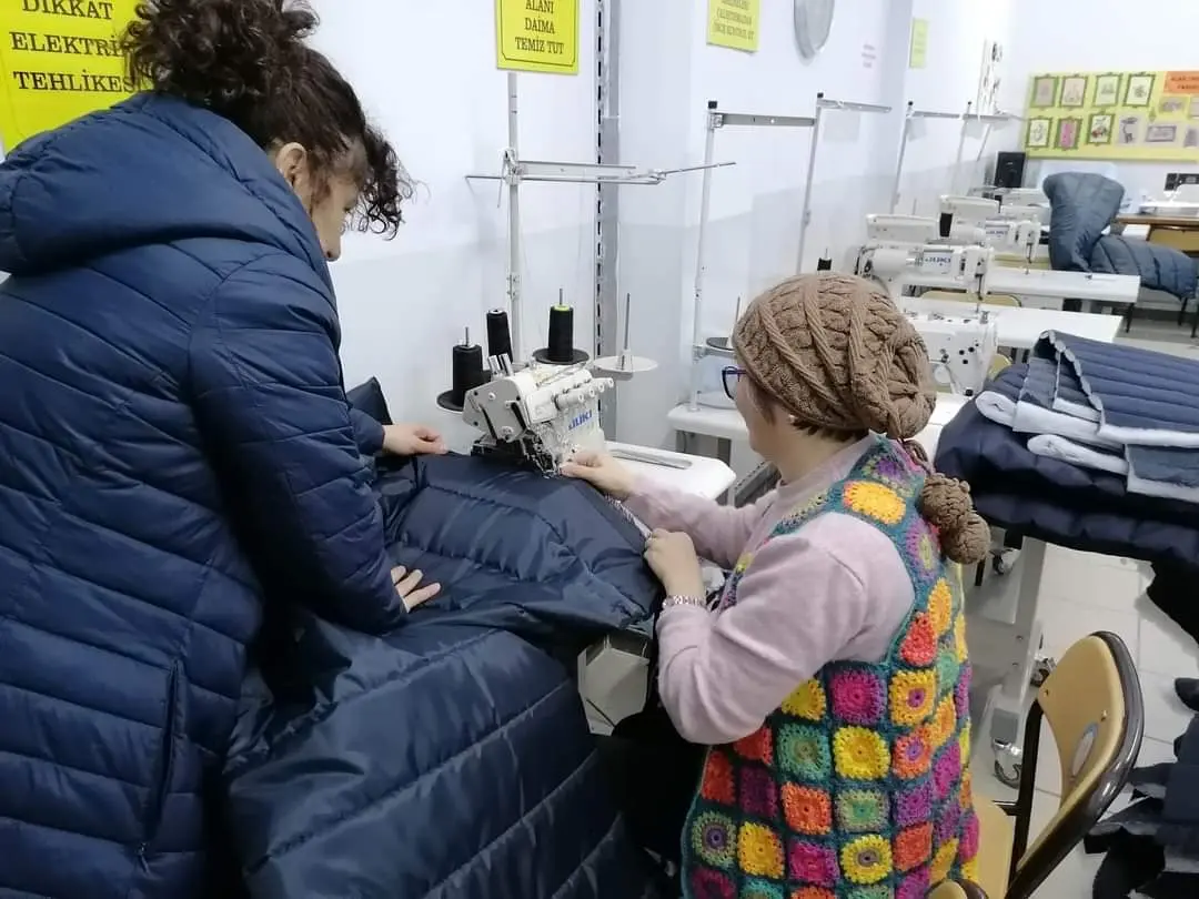 Haber: Deprem bölgesine uyku tulumu dikiyorlar - Galeri-1