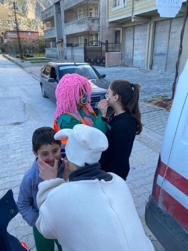 Haber: HAYAT Kurtardılar şimdide çocukları sevindiriyorlar - Galeri-3