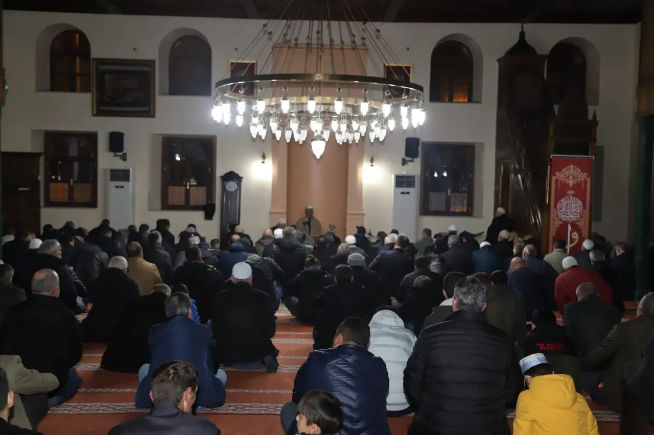 Haber: MİRAÇ KANDİLİNDE DEPREMZEDELERE DUALAR EDİLDİ - Öne Çıkan