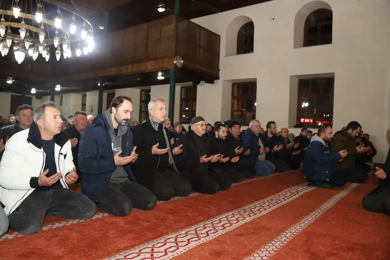 Haber: MİRAÇ KANDİLİNDE DEPREMZEDELERE DUALAR EDİLDİ - Galeri-1