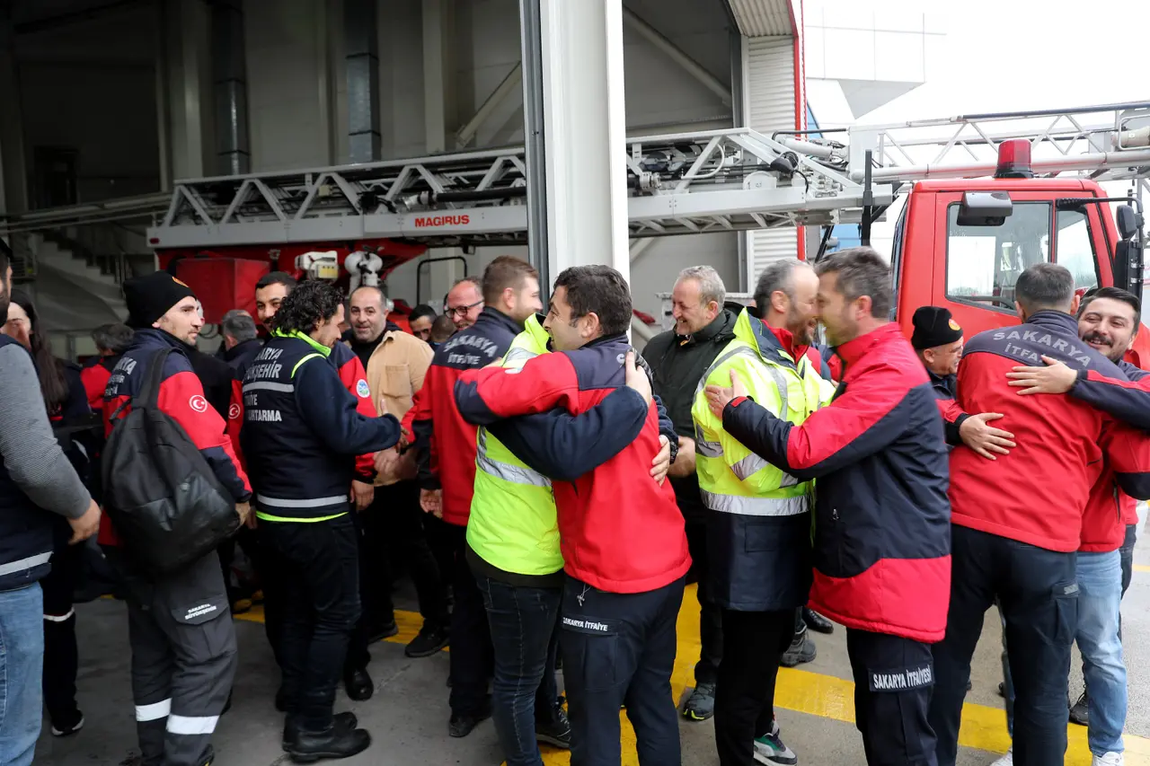 Haber: Afet bölgesinde umuda giden yolu onlar kazmıştı - Galeri-2