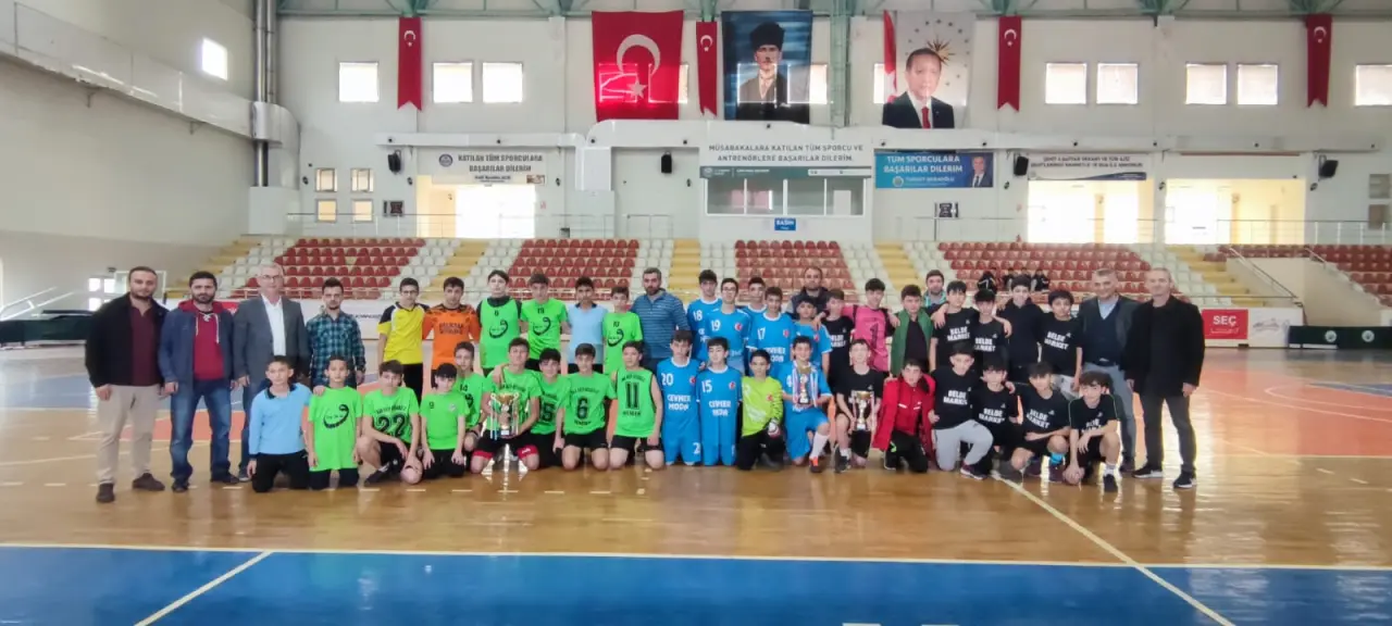 Haber: Yıldız Erkekler Futsalda İmam Hatip Ortaokulu birinci oldu - Öne Çıkan