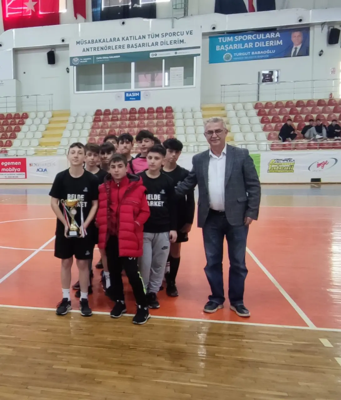 Haber: Yıldız Erkekler Futsalda İmam Hatip Ortaokulu birinci oldu - Galeri-2