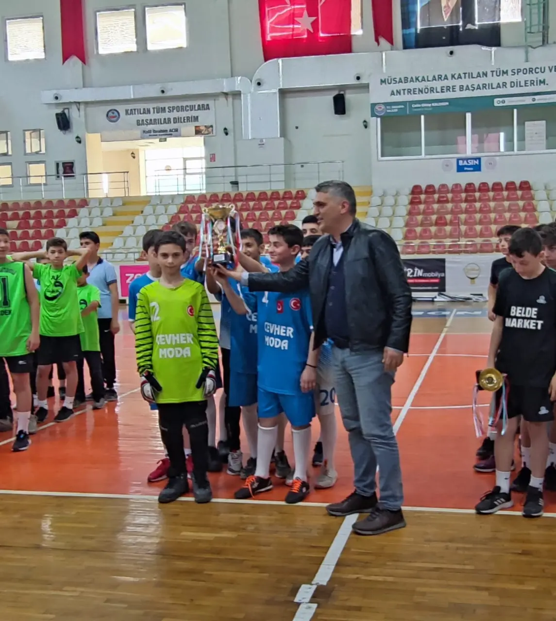 Haber: Yıldız Erkekler Futsalda İmam Hatip Ortaokulu birinci oldu - Galeri-3