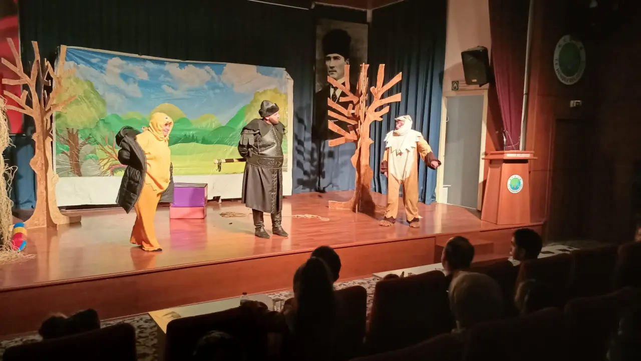 Haber: Baba ve Oğul Depremzede çocuklar için sahnede ter döktü - Galeri-1