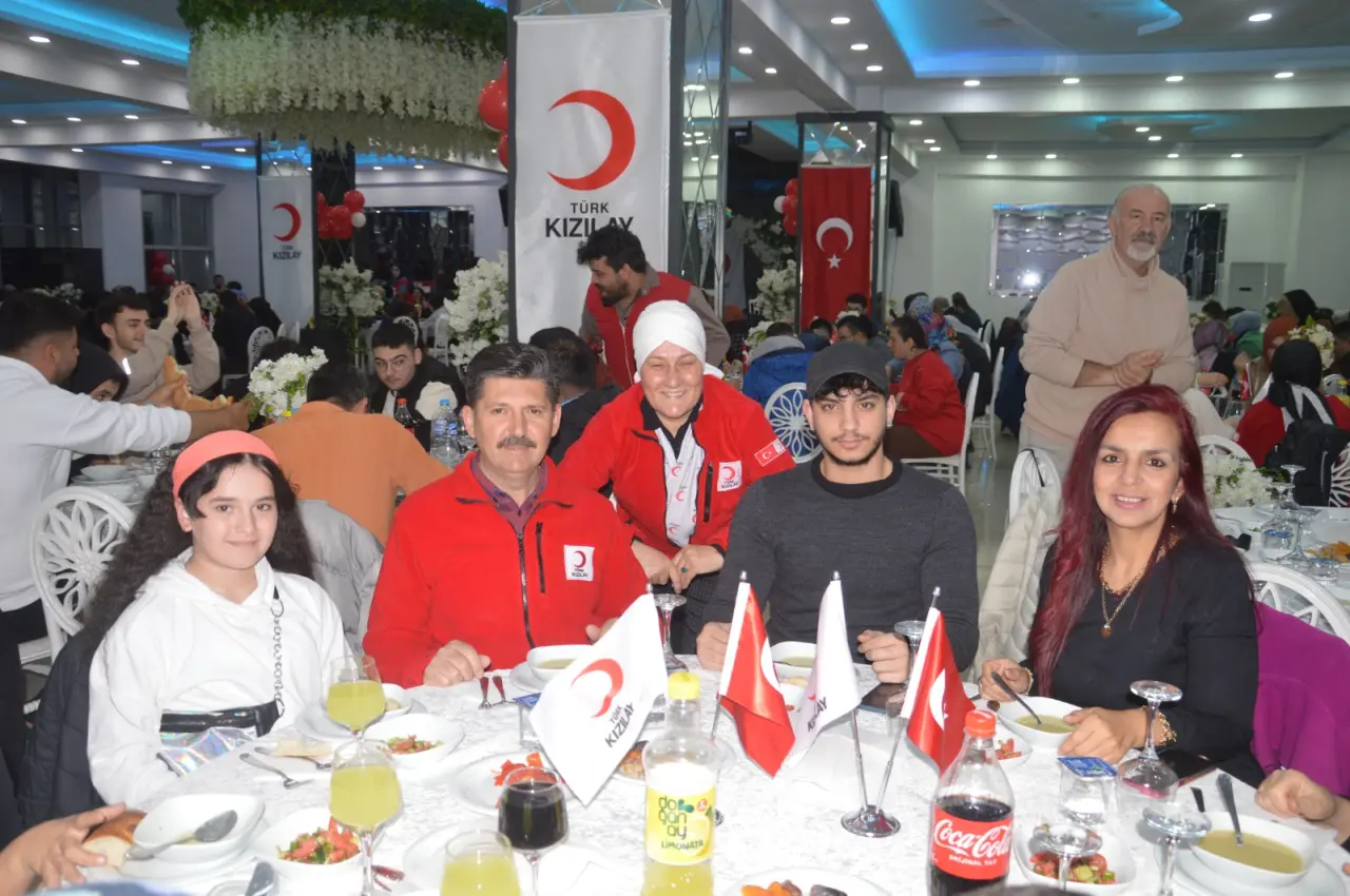 Haber: Kızılay’dan öksüz ve yetimlere iftar verdi - Galeri-1