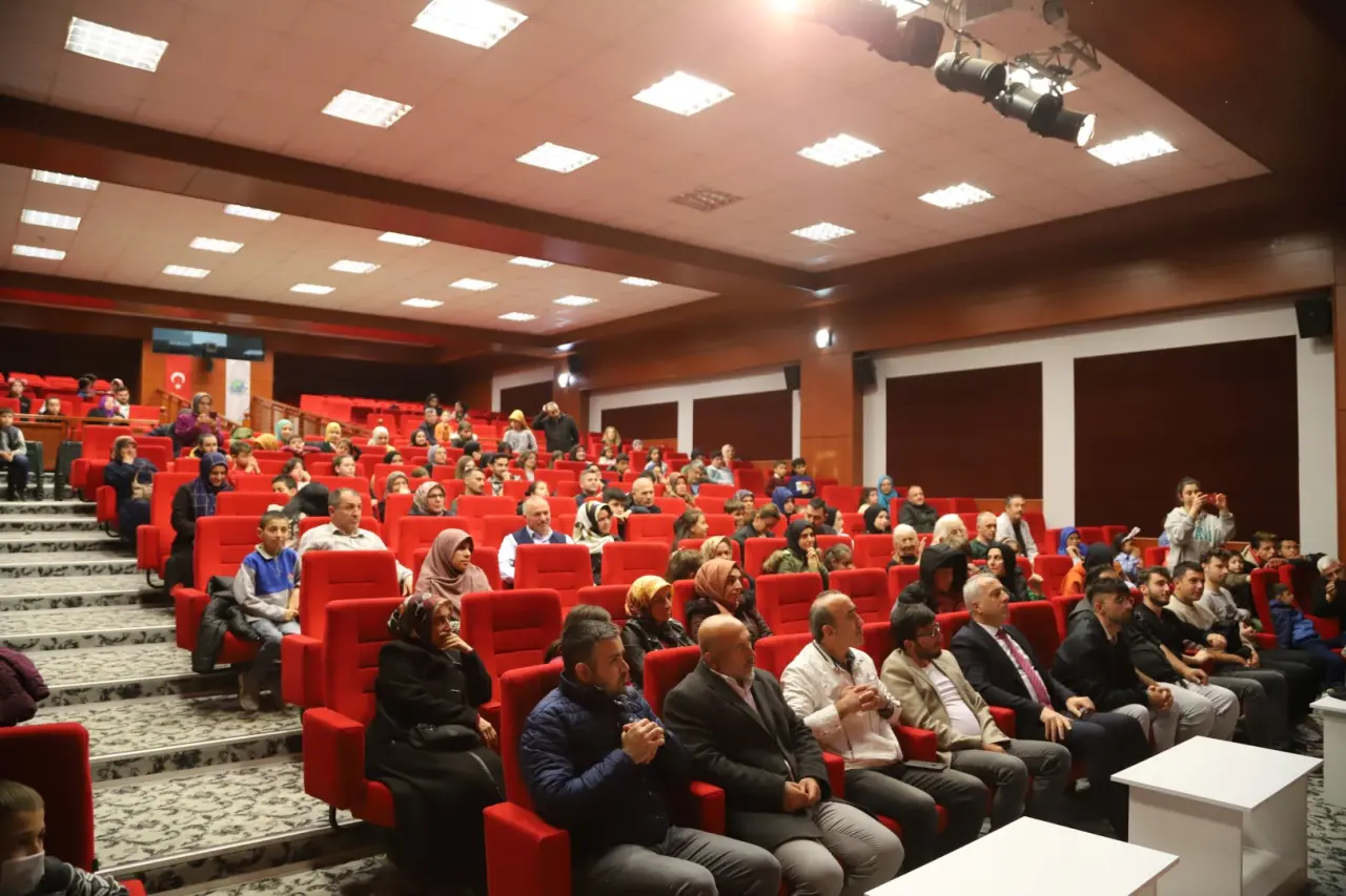 Haber: Vatan İçin Şehadete Şerife Bacı Adlı Tiyatro Etkinliğine Büyük İlgi - Galeri-2