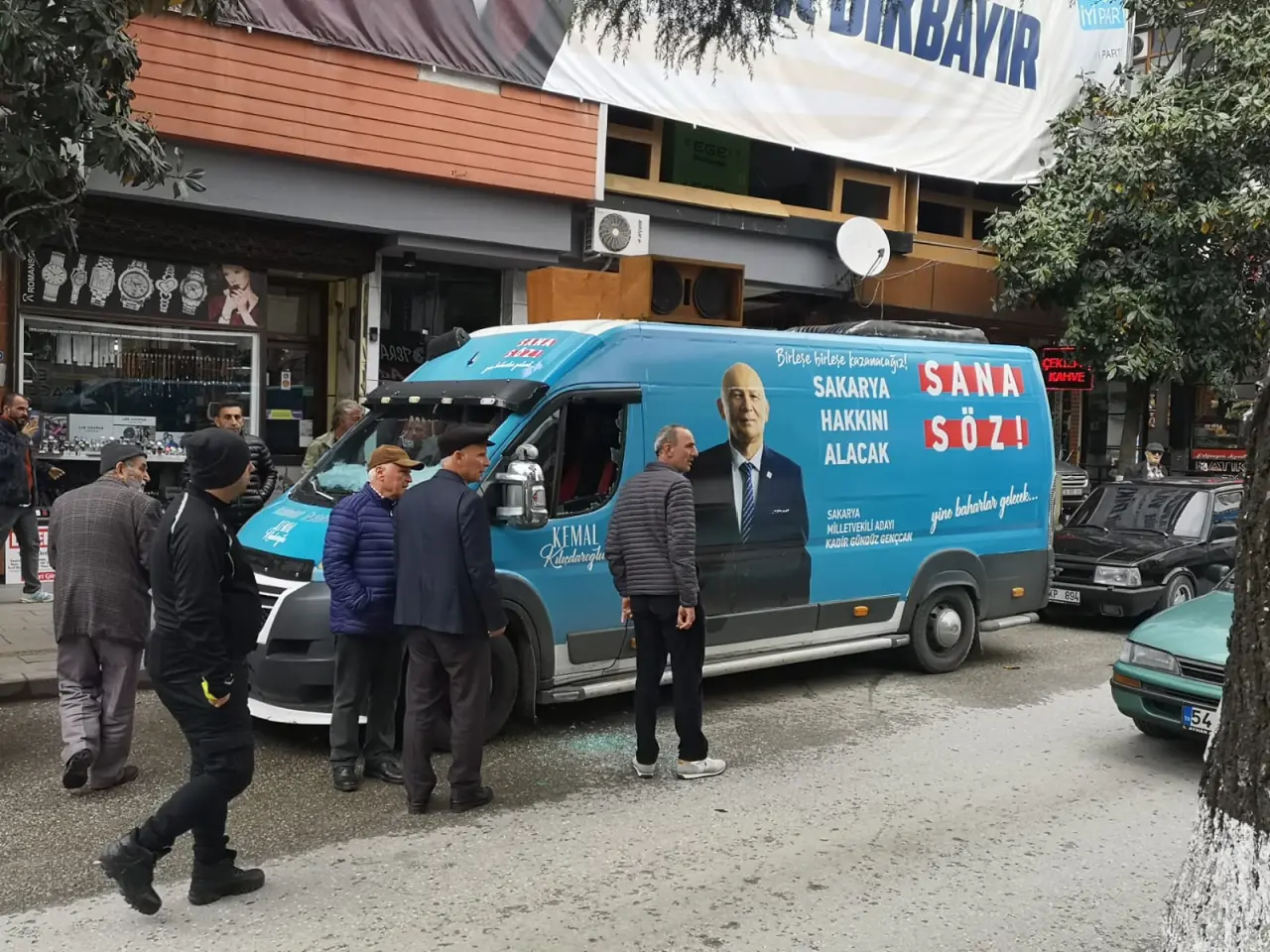 Haber: Hendek’te CHP Minibüsünün Camları Kırıldı - Galeri-1