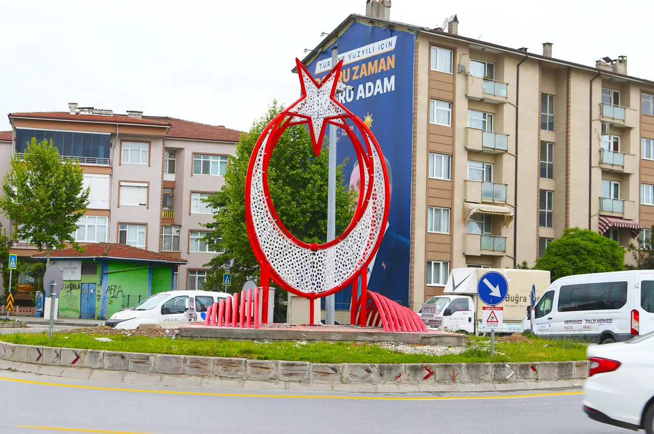 Haber: Büyükşehir Sakarya’nın simge noktalarını Ay Yıldız'la süslüyor - Galeri-1
