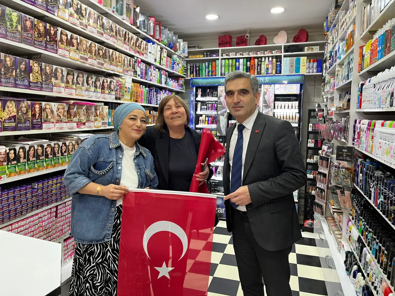 Haber: Bayraktar ve Ekibi Türk Bayrağı Dağıttı - Öne Çıkan