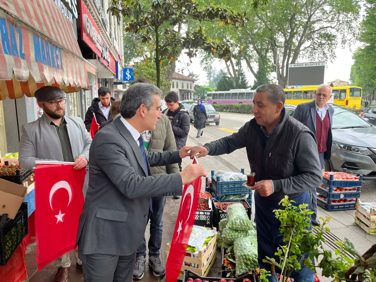 Haber: Bayraktar ve Ekibi Türk Bayrağı Dağıttı - Galeri-1
