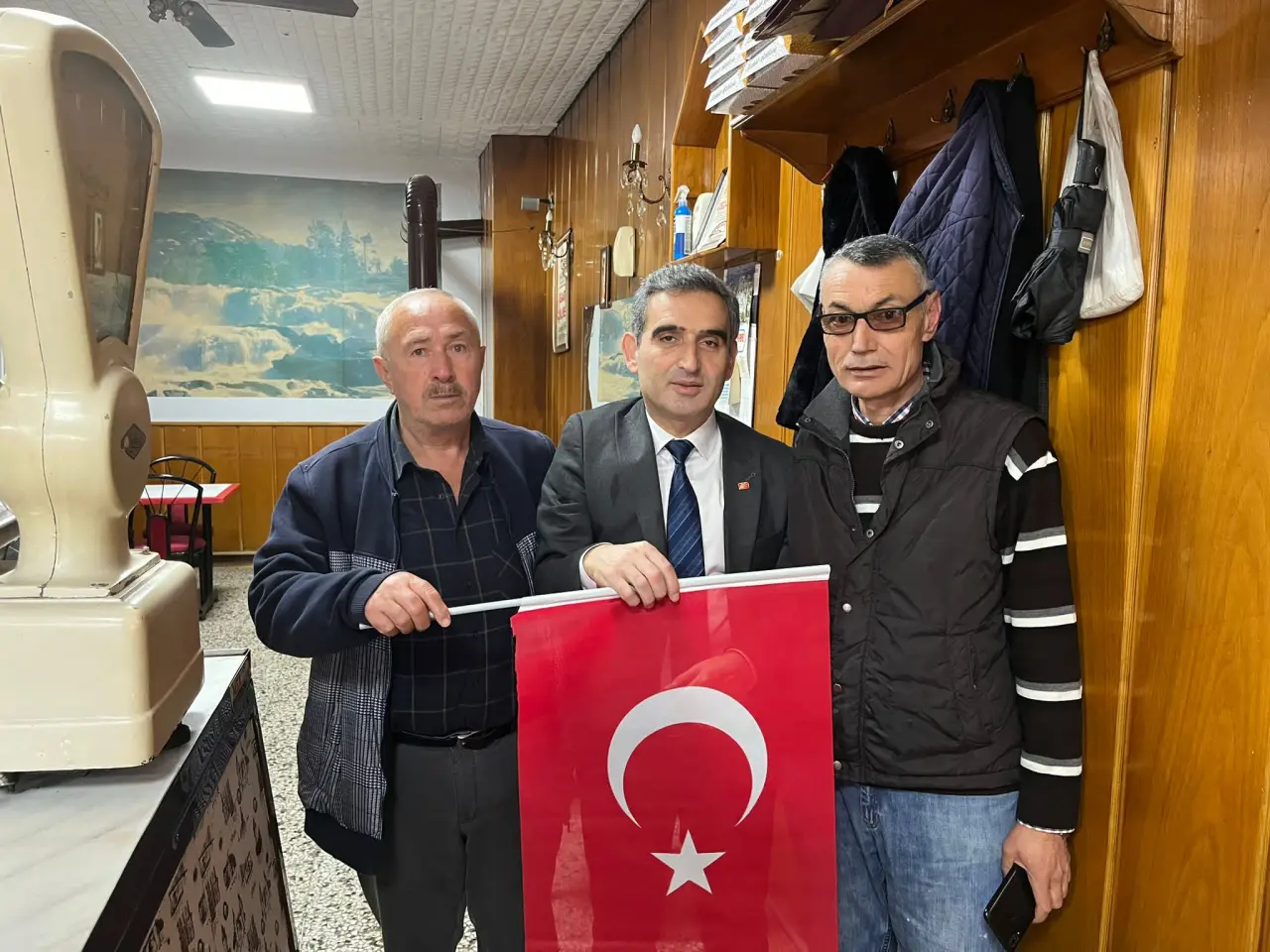 Haber: Bayraktar ve Ekibi Türk Bayrağı Dağıttı - Galeri-3