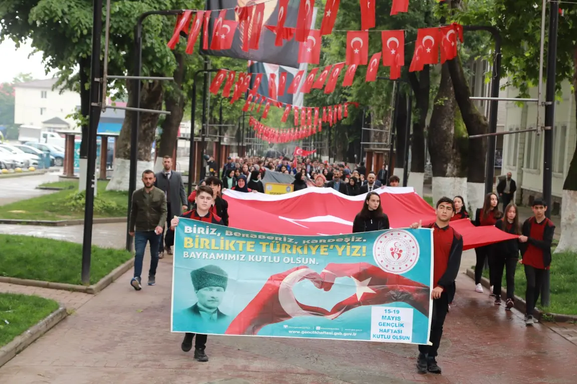 Haber: HENDEK´TE 19 MAYIS COŞKUSU - Öne Çıkan