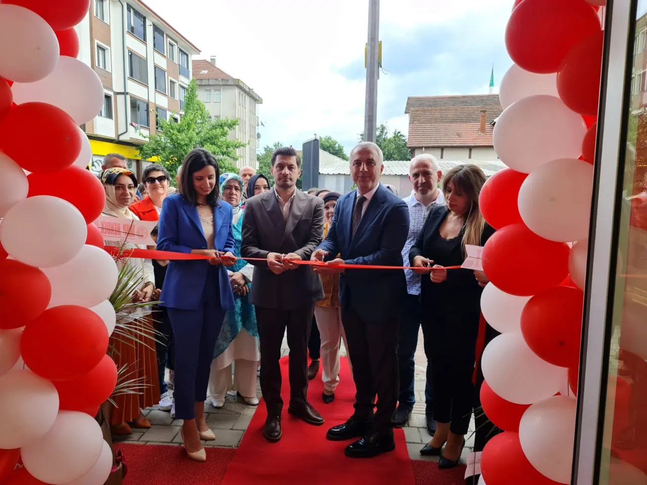 Haber: Ezgi Eczanesi Hizmete açıldı - Galeri-1