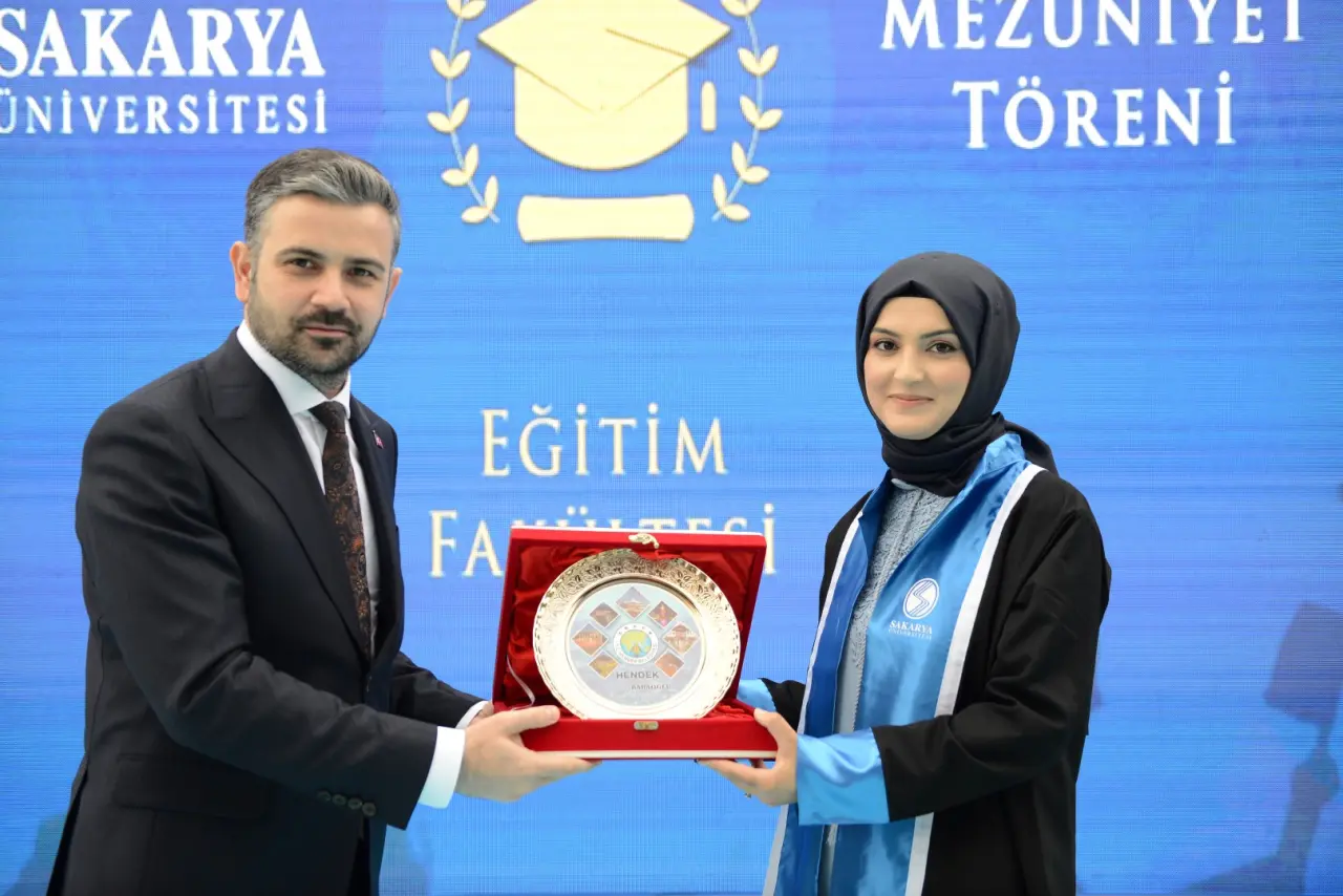 Haber: Eğitim Fakültesi Öğrencileri Keplerini Fırlattı - Galeri-1