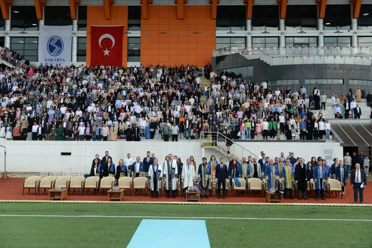 Haber: Eğitim Fakültesi Öğrencileri Keplerini Fırlattı - Galeri-2