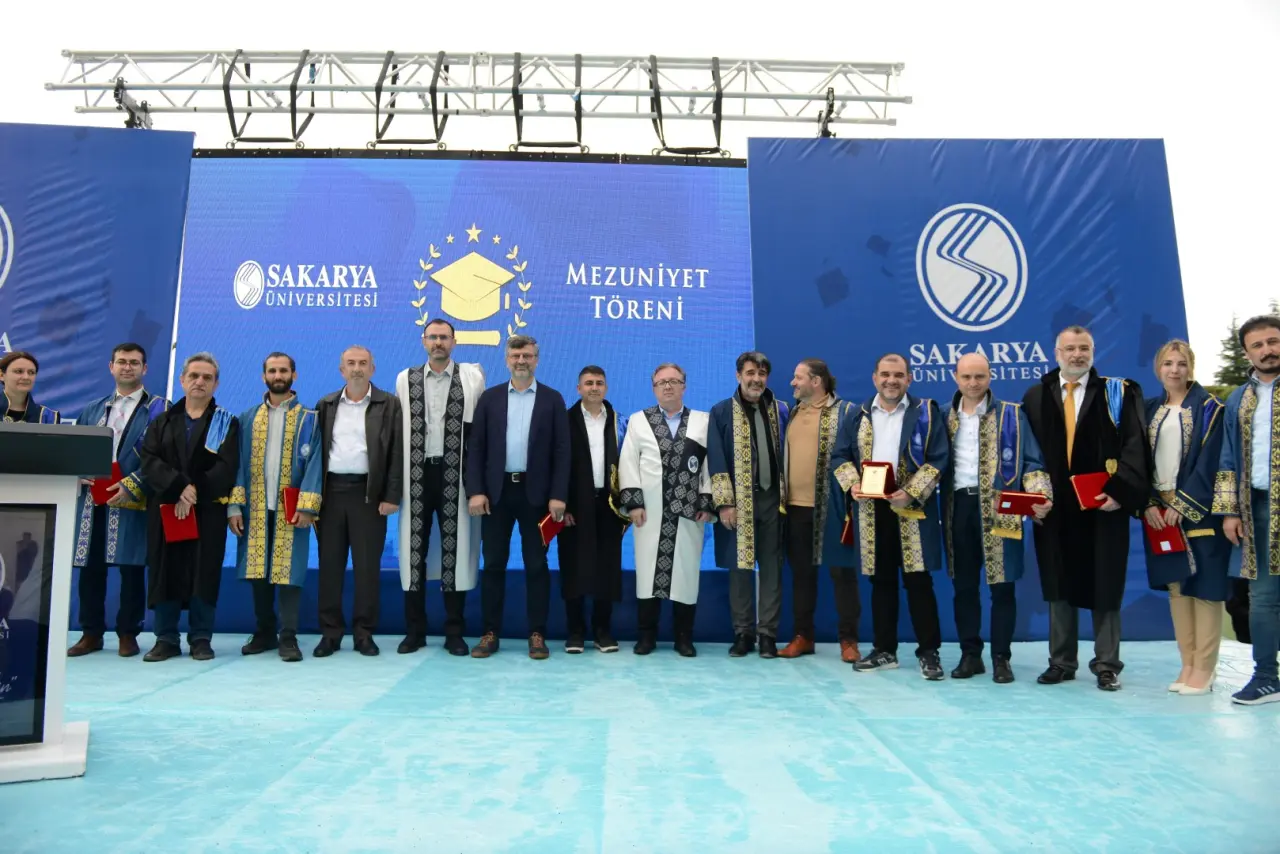 Haber: Eğitim Fakültesi Öğrencileri Keplerini Fırlattı - Galeri-3