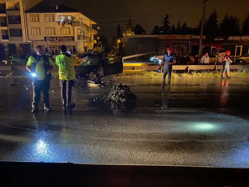Haber: Aydınlatma Direğine Çarpan Otomobilin Motoru Yola fırladı - Öne Çıkan