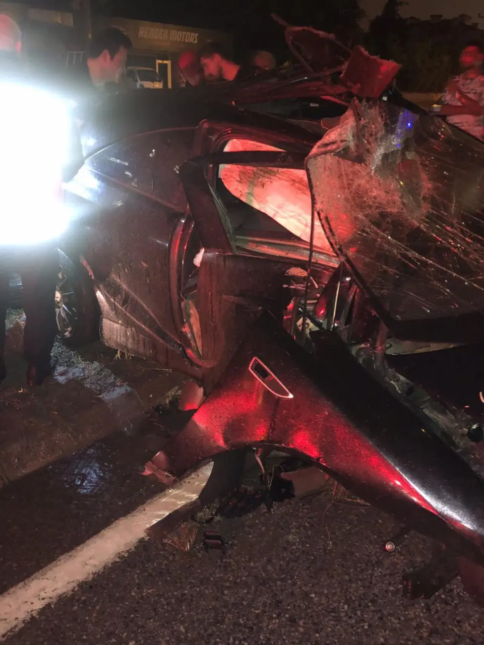 Haber: Aydınlatma Direğine Çarpan Otomobilin Motoru Yola fırladı - Galeri-3