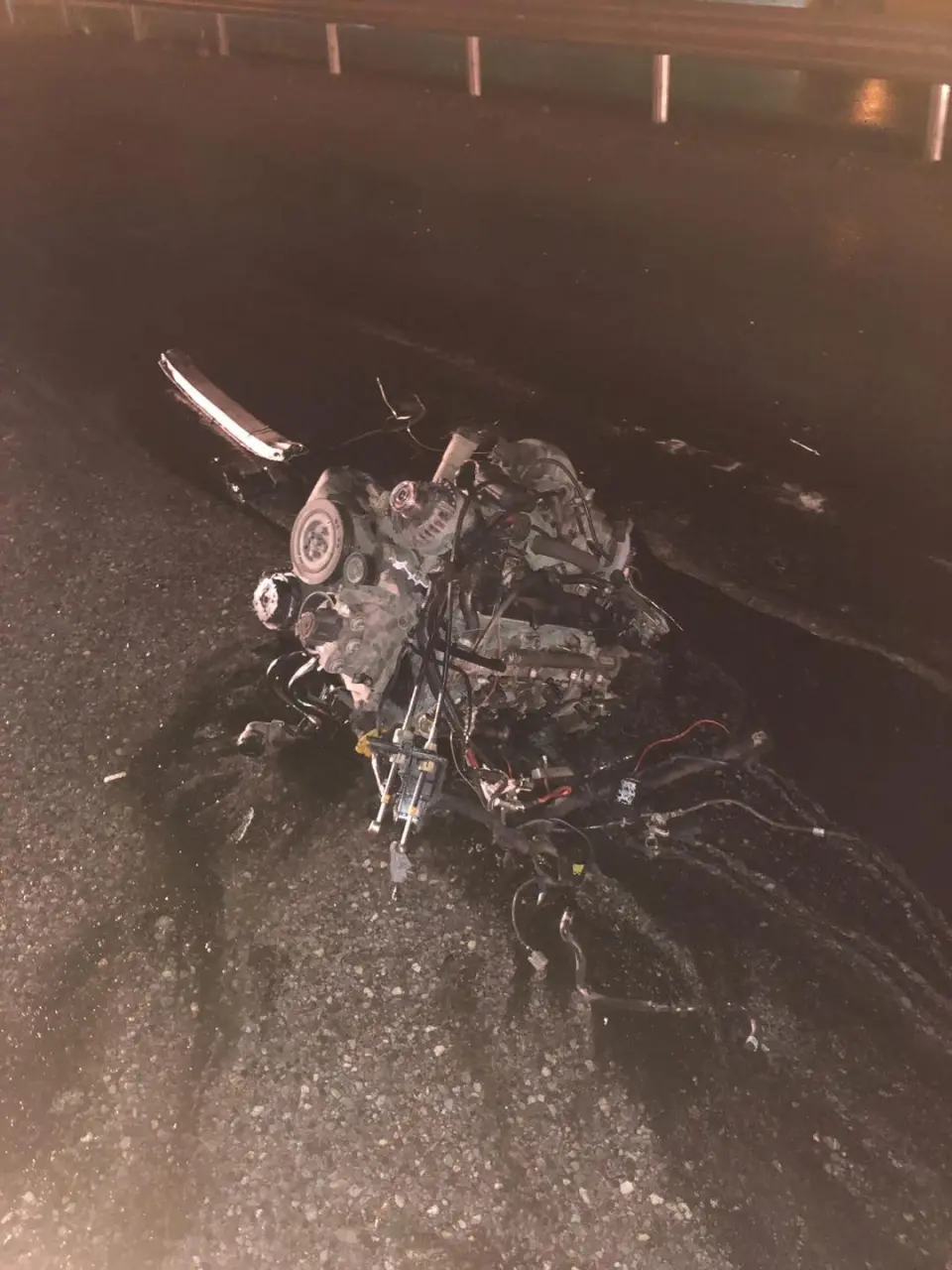 Haber: Aydınlatma Direğine Çarpan Otomobilin Motoru Yola fırladı - Galeri-2