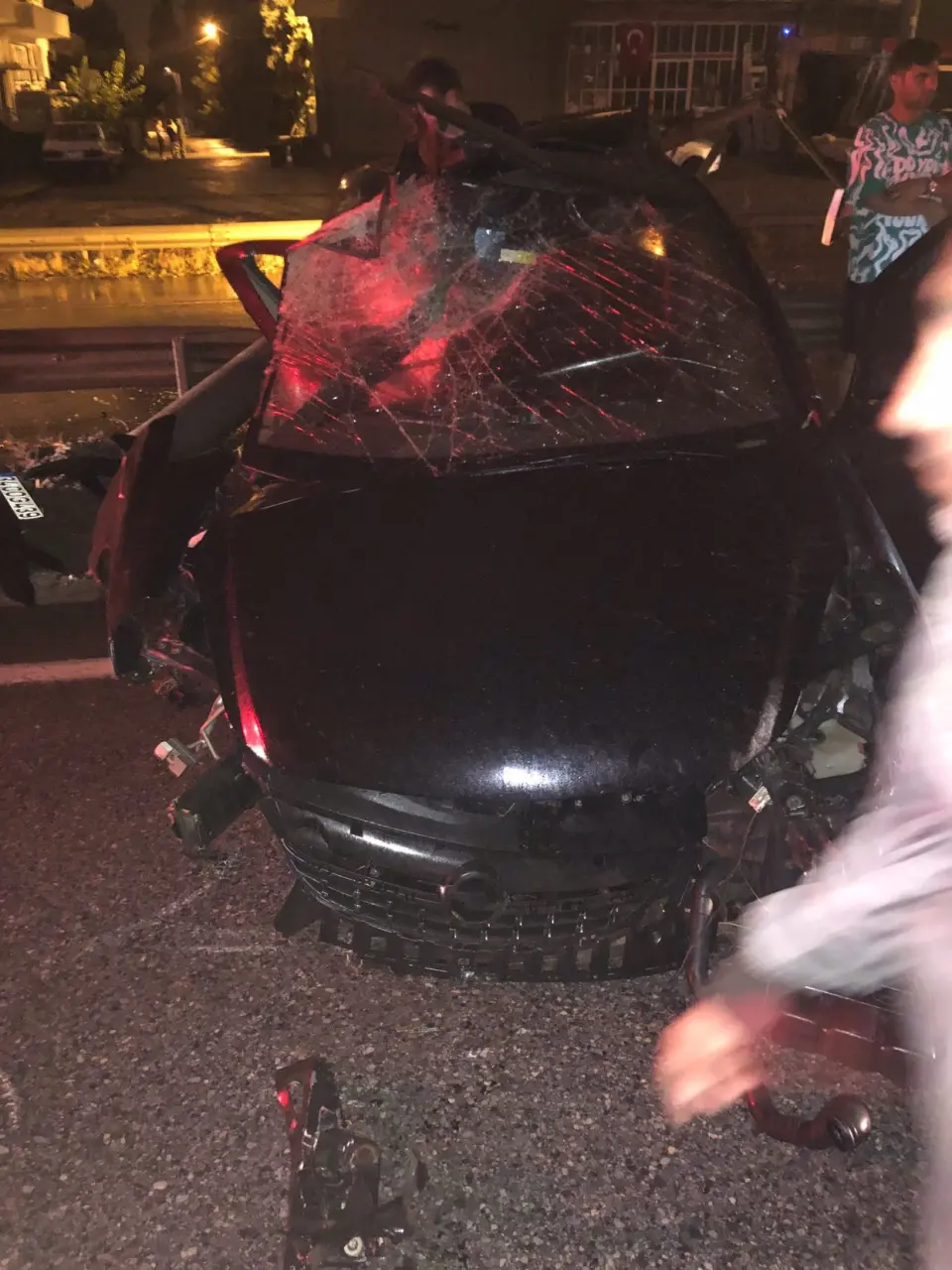 Haber: Aydınlatma Direğine Çarpan Otomobilin Motoru Yola fırladı - Galeri-1