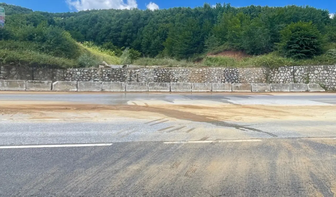 Haber: Hendek’te o yola beton bariyerli önlem - Galeri-1