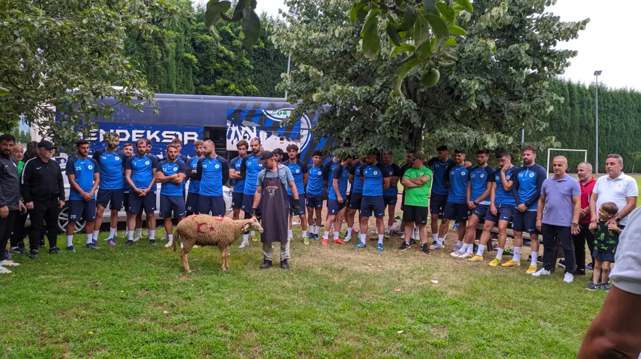 Haber: Hendekspor, Antrenman Öncesi Kurban Kesti - Galeri-1