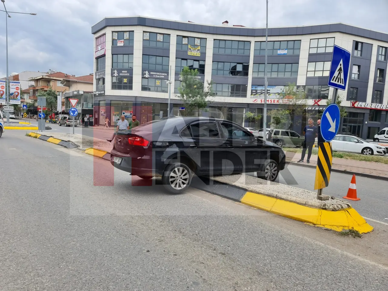 Haber: Otomobil Refüjde asılı kaldı - Galeri-1
