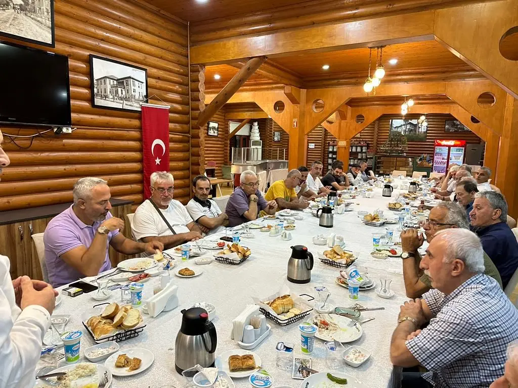 Haber: Hendekspor'un geçmiş yönetici ve futbolcuları Bayraktepe'de Buluştu - Galeri-2