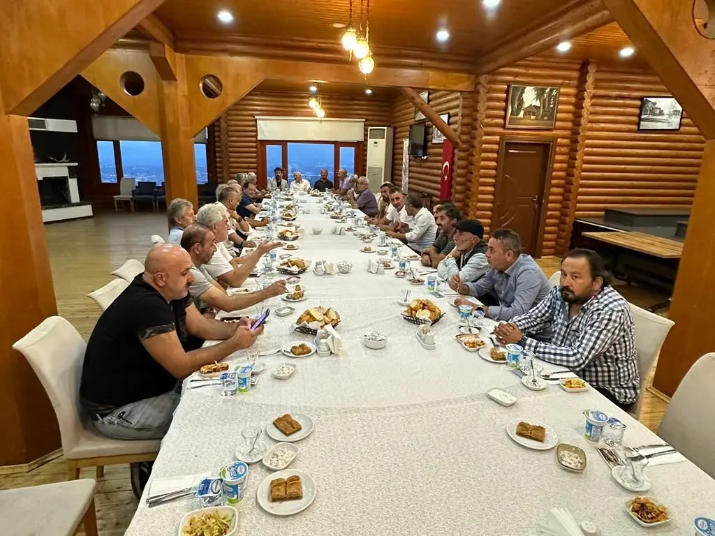 Haber: Hendekspor'un geçmiş yönetici ve futbolcuları Bayraktepe'de Buluştu - Galeri-1