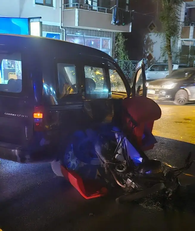 Haber: Motokurye ile hafif ticari araç çarpıştı - Galeri-1