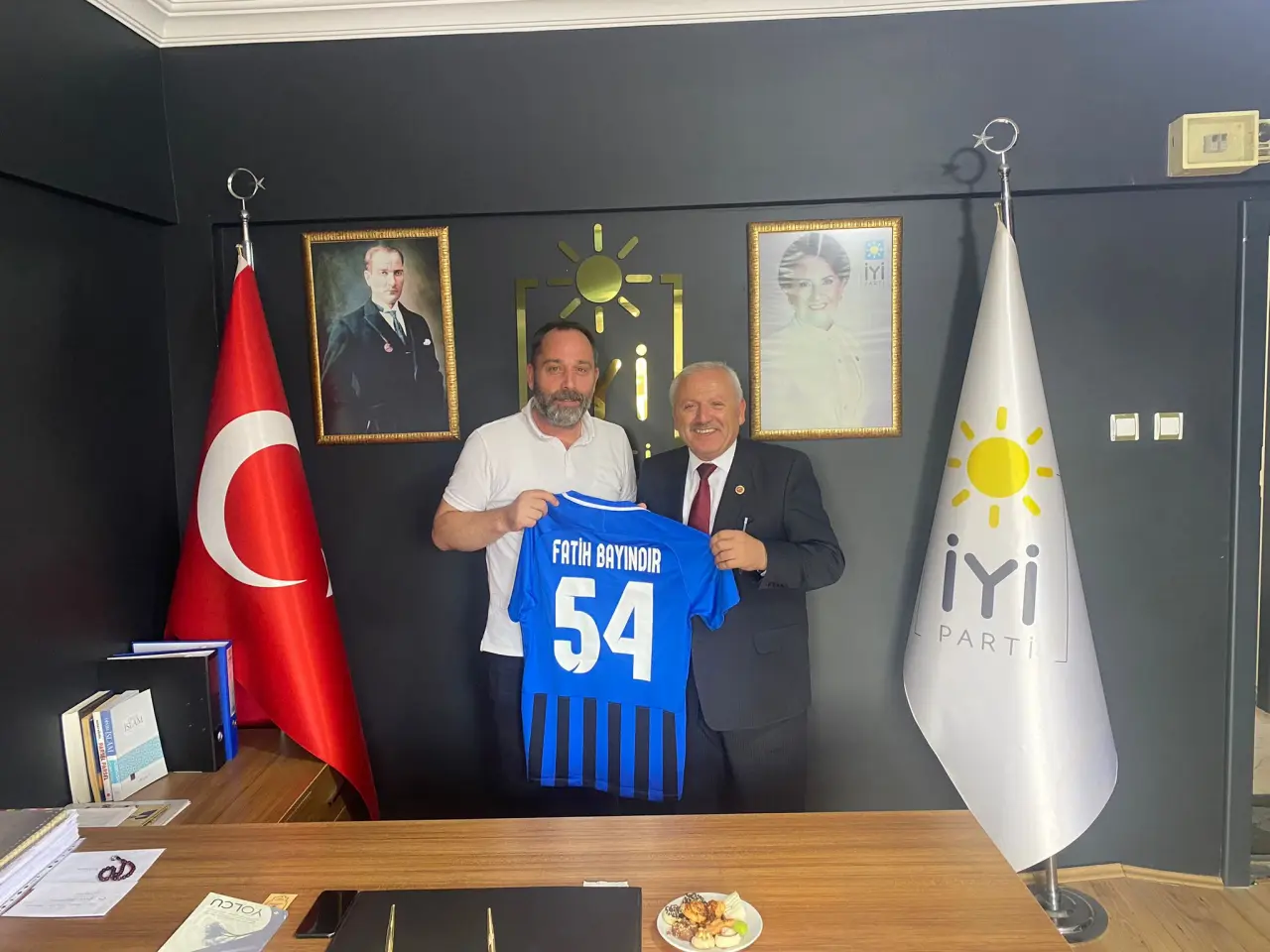 Haber: Bahadır'dan İlçe Başkanlarına Hendekspor forması - Galeri-3