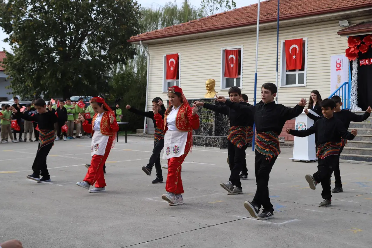 Haber: Beylice Ortaokulunda Cumhuriyetin 100. Yılı Coşkusu - Öne Çıkan