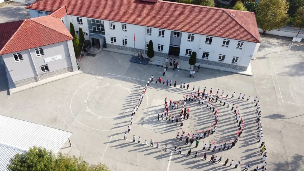 Haber: Yeniyüzyıl İlkokulundan Ay Yıldızlı Kareografi - Galeri-1