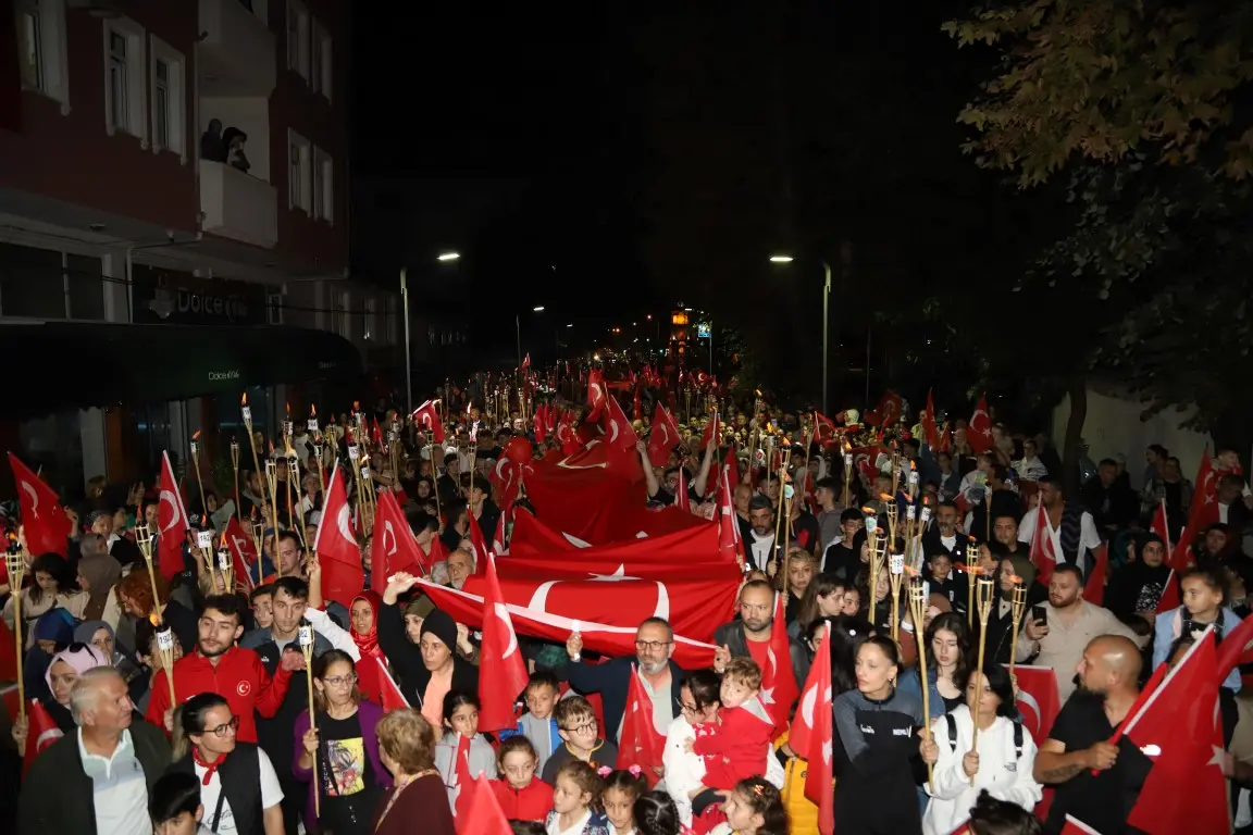 Haber: CUMHURİYETİN 100. YILINDA HENDEK’TE FENER ALAYI ÇOSKUSU - Galeri-1