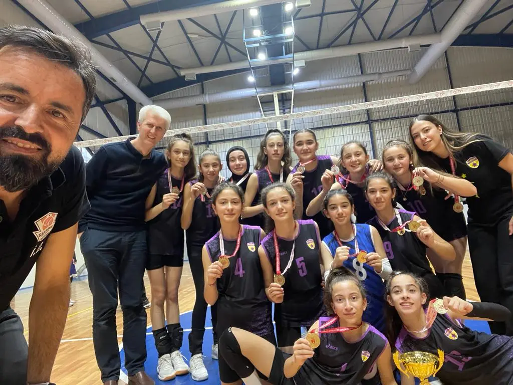 Haber: Şehit Mahmutbey Voleybol ve Futbolun Şampiyonu - Galeri-2