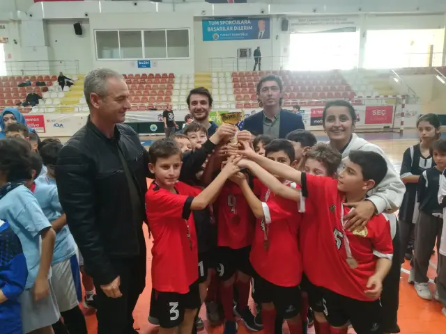 Hentbolda Noksel İlkokulu birinciliği kaptırmadı