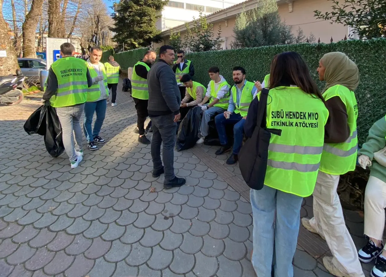 Haber: Öğrenciler Caddede çevre temizliği yaptı - Öne Çıkan