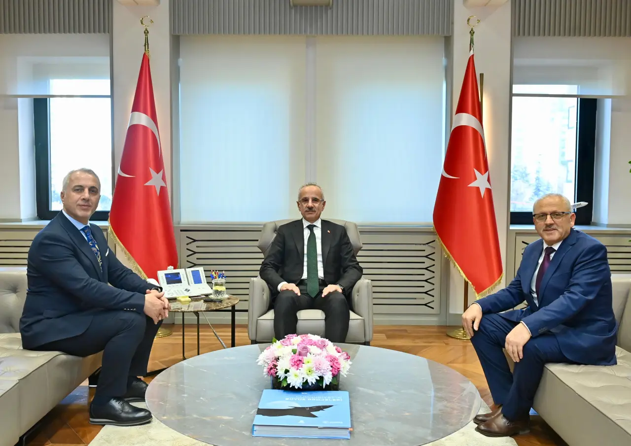 Haber: BAŞKAN BABAOĞLU’NDAN SÜRPRİZ ZİYARET: BAKANLIKTA HENDEK KONUŞULDU - Öne Çıkan