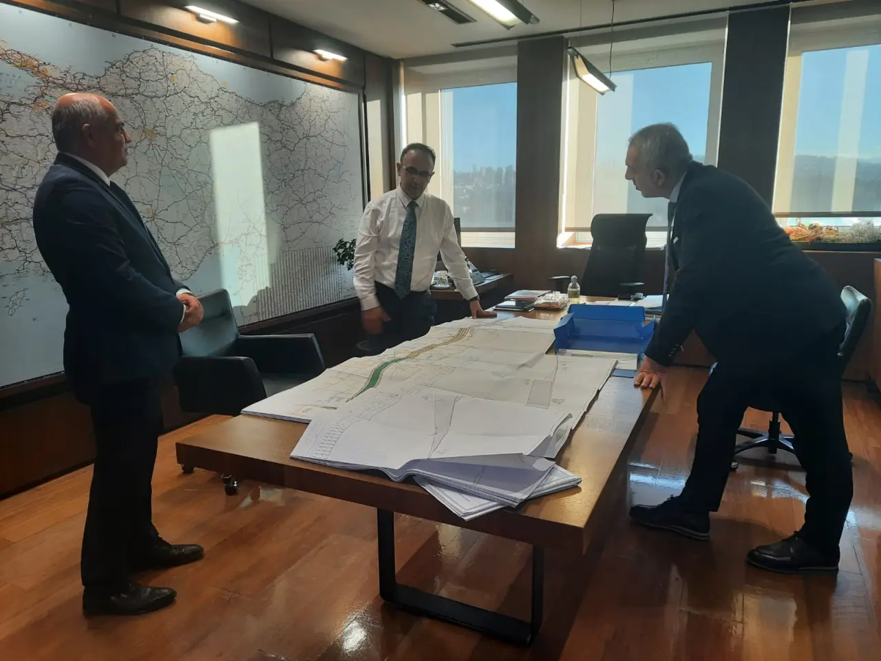 Haber: BAŞKAN BABAOĞLU’NDAN SÜRPRİZ ZİYARET: BAKANLIKTA HENDEK KONUŞULDU - Galeri-1