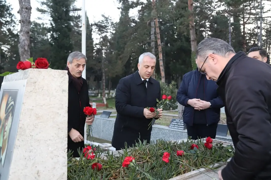 Haber: Başkan Alemdar Ve Babaoğlu’ndan A.Gaffar Okkan’ın Kabrine Ziyaret - Öne Çıkan