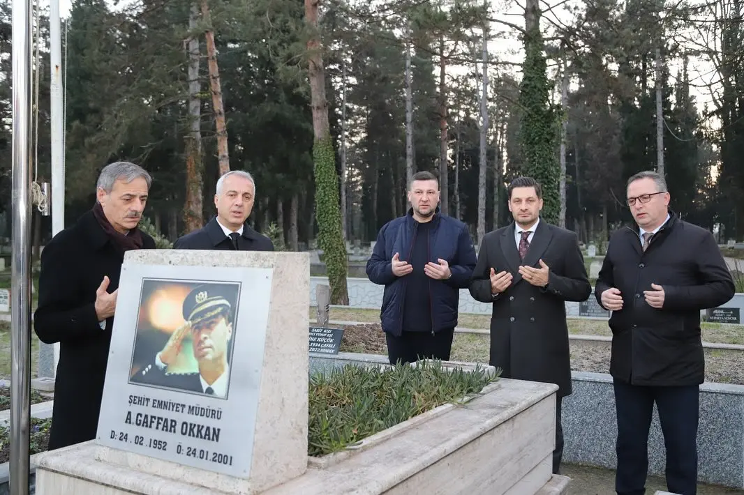 Haber: Başkan Alemdar Ve Babaoğlu’ndan A.Gaffar Okkan’ın Kabrine Ziyaret - Galeri-1