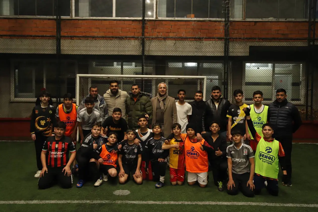 Haber: BAŞKAN BABAOĞLU HALI SAHADA ÇOCUKLARLA BULUŞTU - Öne Çıkan