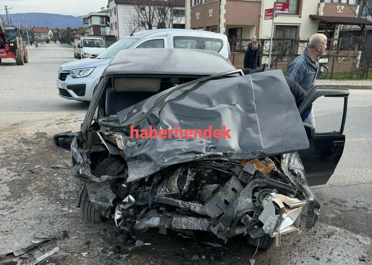 Haber: Otomobil Kamyona çarptı bir yaralı  - Öne Çıkan
