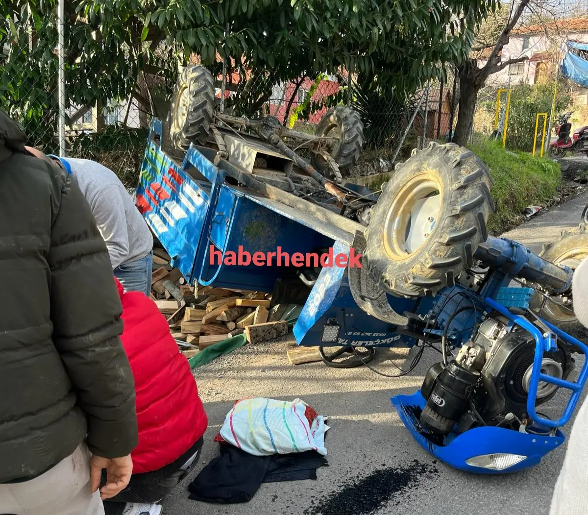 Haber: Hendek'te pat pat kazası, iki yaralı  - Öne Çıkan