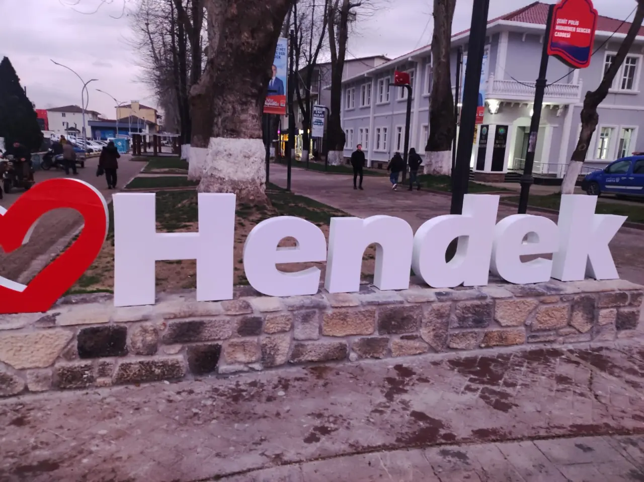 Haber: Hendek Işıklı Tabelası, İlçeye Renk Kattı - Galeri-1